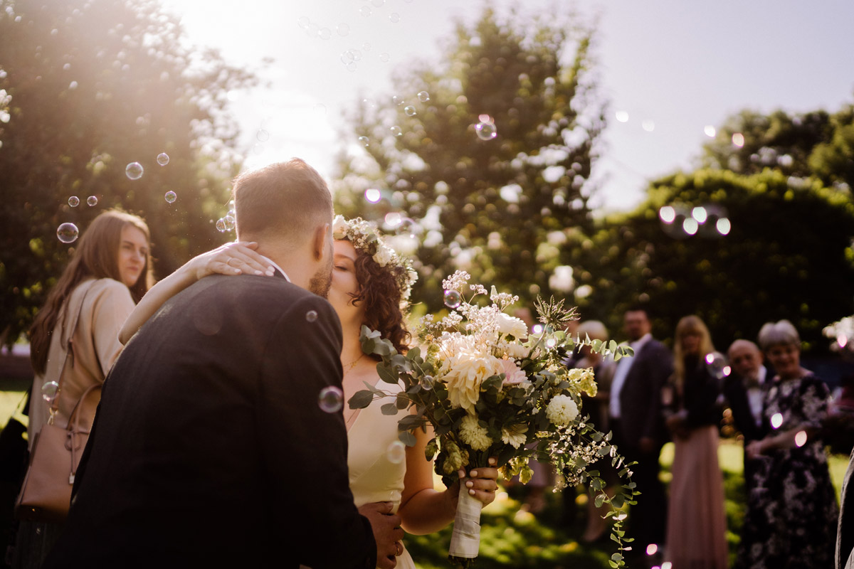 Standesamt Corona Hochzeit in Brandenburg mit Hochzeitsfilm von Hochzeitsvideograf Berlin in Bekemühle in Dannenwalde © www.hochzeitslicht.de #hochzeitslicht