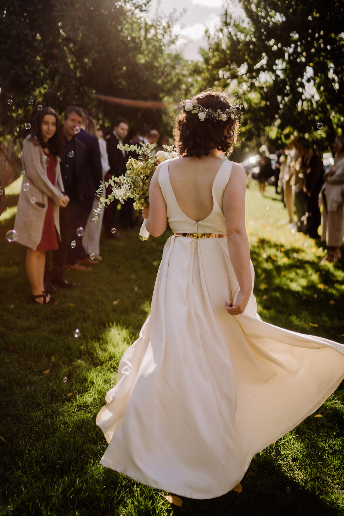 Kaviar Gauche Standesamt Brautkleid goldener Gürtel Rückenausschnitt Hochzeitskleid auf Corona Hochzeit in Brandenburg mit Hochzeitsfilm von Hochzeitsvideograf Berlin in Bekemühle in Dannenwalde © www.hochzeitslicht.de #hochzeitslicht #standesamtkleid