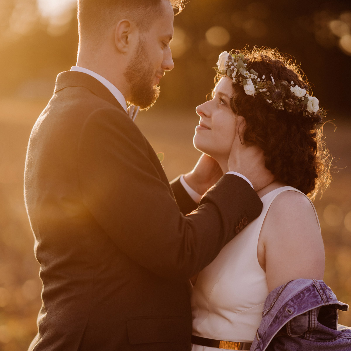 Hochzeitsshooting voller Liebe und Wärme - Romantik pur von Standesamt Corona Hochzeit in Brandenburg mit Hochzeitsfilm von Hochzeitsvideograf Berlin in Bekemühle in Dannenwalde © www.hochzeitslicht.de #hochzeitslicht #Brautpaarshooting #Hochzeitsfotos