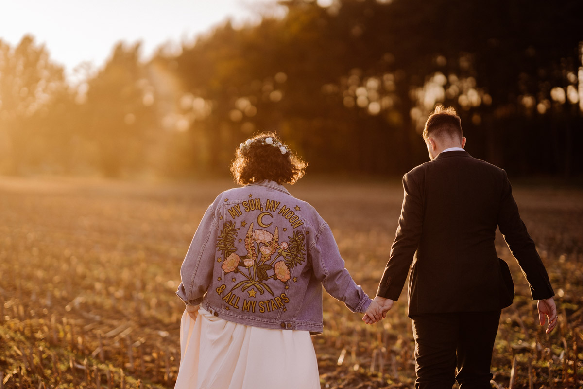 Idee Braut Outfit cool Herbsthochzeit Jeansjacke - Standesamt Corona Hochzeit in Brandenburg mit Hochzeitsfilm von Hochzeitsvideograf Berlin in Bekemühle in Dannenwalde © www.hochzeitslicht.de #hochzeitslicht