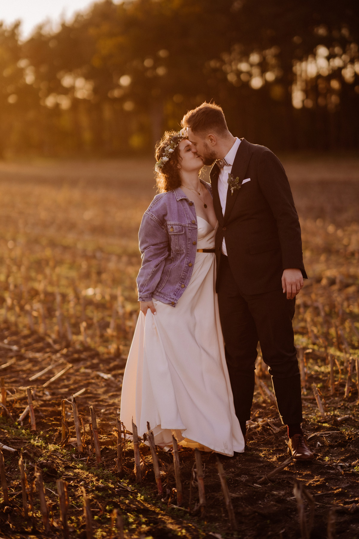 Hochzeitspaar Shooting Sonnenuntergang Feld #Hochzeitsfoto Tipp: küsst euch im Gehen für natürliche Hochzeitsbilder von Hochzeitsfotograf Berlin © www.hochzeitslicht.de #hochzeitslicht #Brautpaarshooting #Hochzeitsfotos