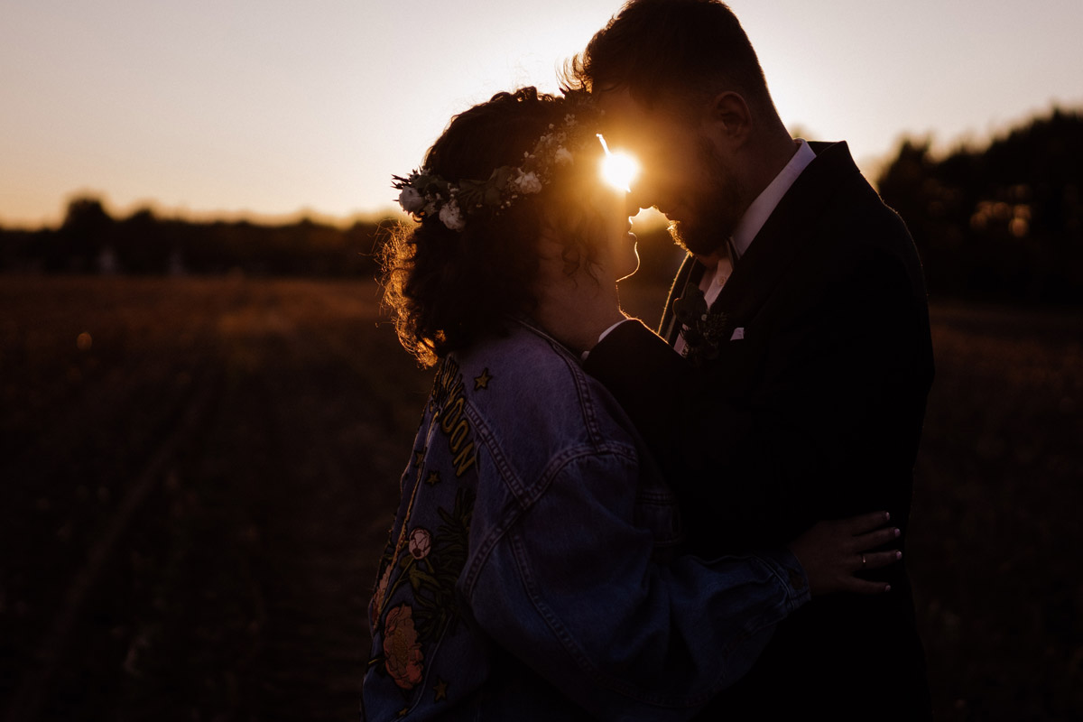 Idee Hochzeitsfoto Brautpaar dunkel Sonnenuntergang - Standesamt Corona Hochzeit in Brandenburg mit Hochzeitsfilm von Hochzeitsvideograf Berlin in Bekemühle in Dannenwalde © www.hochzeitslicht.de #hochzeitslicht