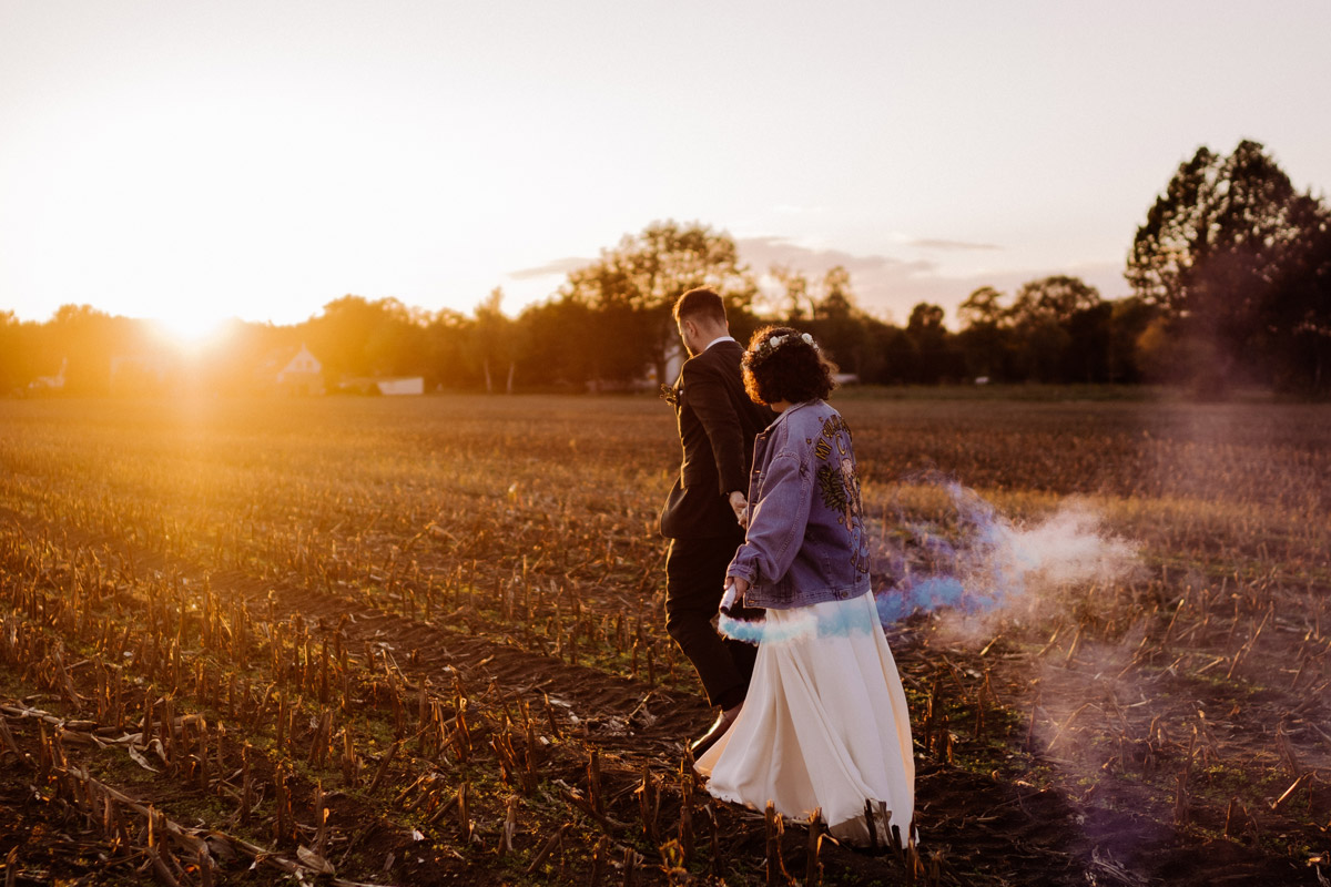 Brautpaarshooting Idee Rauchfackel - Standesamt Corona Hochzeit in Brandenburg mit Hochzeitsfilm von Hochzeitsvideograf Berlin in Bekemühle in Dannenwalde © www.hochzeitslicht.de #hochzeitslicht