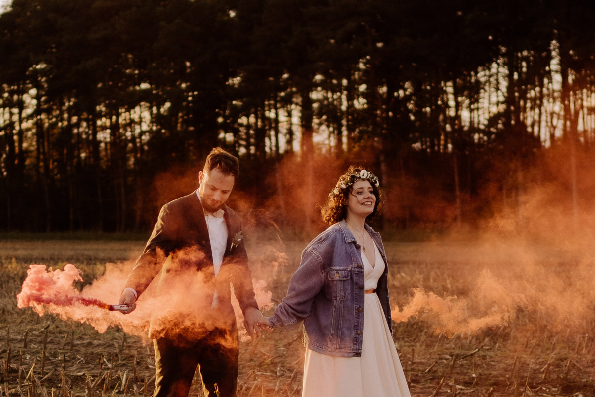 Fotoidee Hochzeit Rauchfackel - Standesamt Corona Hochzeit in Brandenburg mit Hochzeitsfilm von Hochzeitsvideograf Berlin in Bekemühle in Dannenwalde © www.hochzeitslicht.de #hochzeitslicht