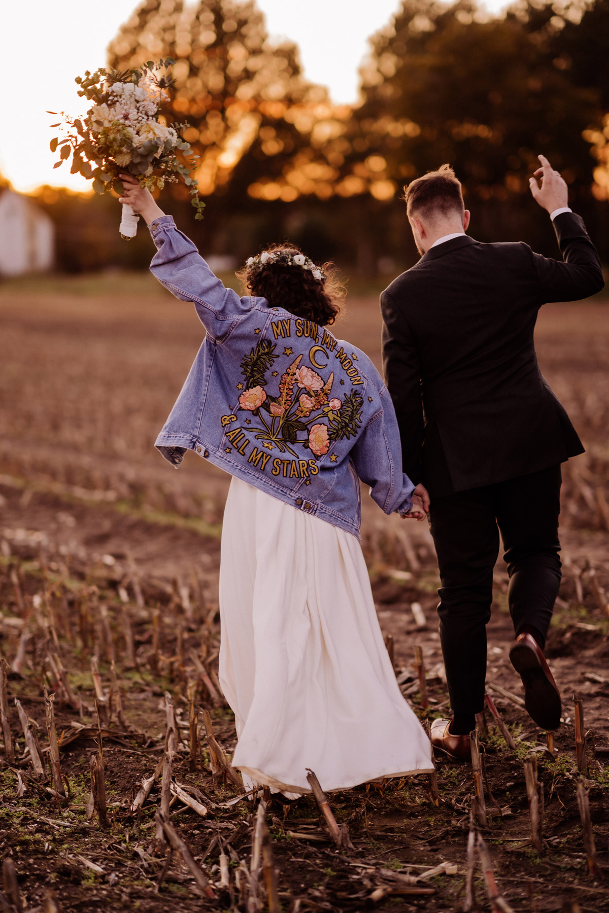 Brautpaarfoto-Shooting Idee in Natur zum Sonnenuntergang von hinten für natürliche Hochzeitspaar Bilder, modernes Hochzeitsshooting © www.hochzeitslicht.de #hochzeitslicht #Brautpaarshooting #Hochzeitsfotos #Hochzeitspaarfotos