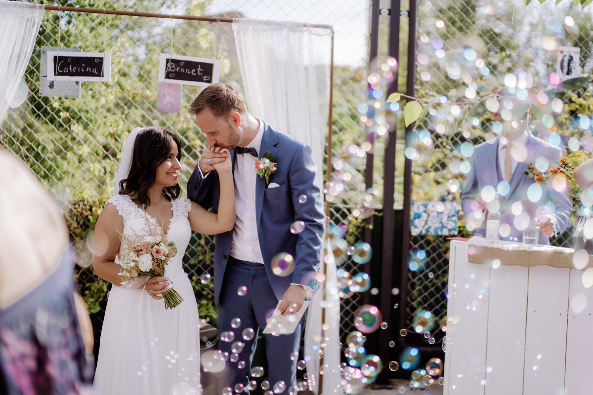 Idee Auszug Brautpaar Freie Trauung Seifenblasen - Corona Hochzeit im von Greifswald von Hochzeitsfotograf und Hochzeitsvideograf Berlin © www.hochzeitslicht.de #hochzeitslicht