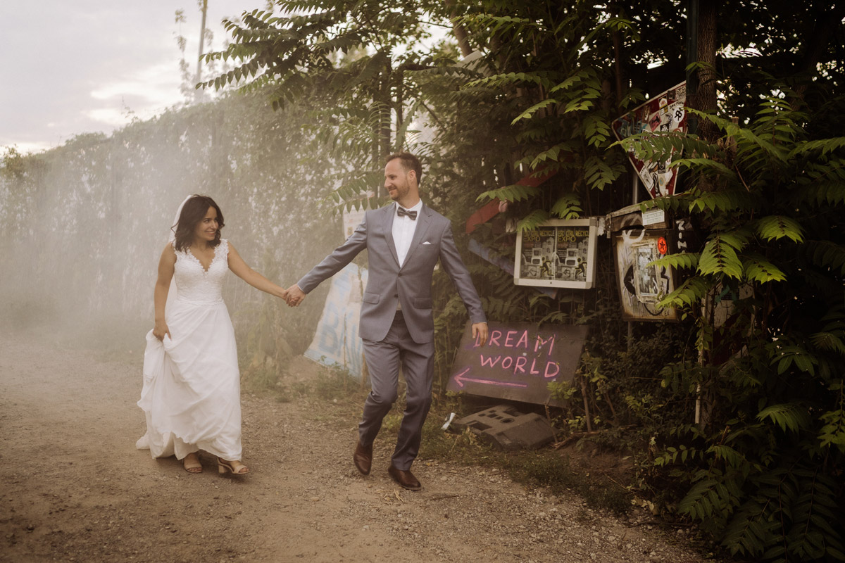 Fotoshooting Idee Brautpaar Rauchfackel - Corona Hochzeit im von Greifswald von Hochzeitsfotograf und Hochzeitsvideograf Berlin © www.hochzeitslicht.de #hochzeitslicht