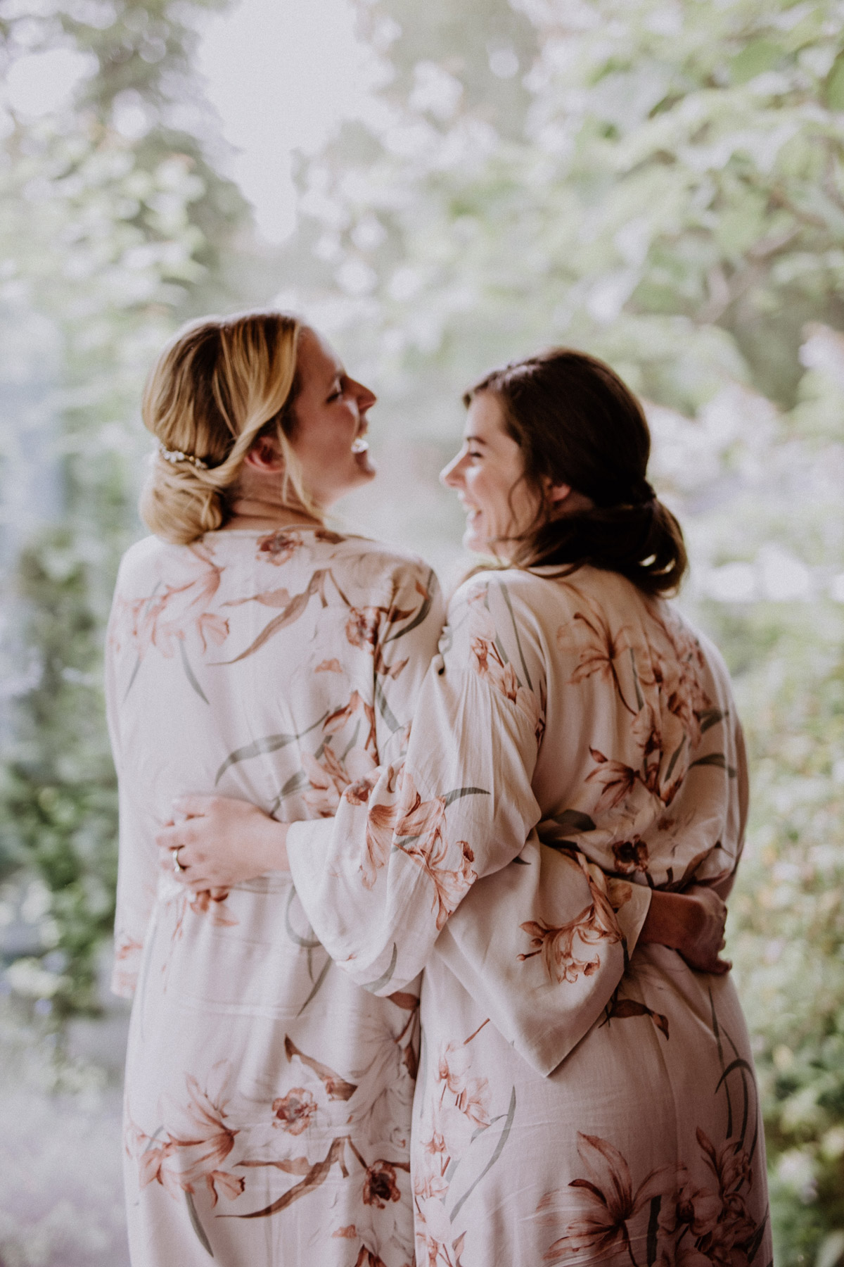 Hochzeitsfoto Idee: Braut und Trauzeugin im rosa Morgenmantel von hinten #Gruppenbild #Gruppenfoto aus Hochzeitsblog © www.hochzeitslicht.de Hochzeitsfotograf Berlin #hochzeitslicht Hochzeitsfoto Idee: Braut und Trauzeugin im rosa Morgenmantel von hinten #Gruppenbild #Gruppenfoto aus Hochzeitsblog © www.hochzeitslicht.de Hochzeitsfotograf Berlin #hochzeitslicht