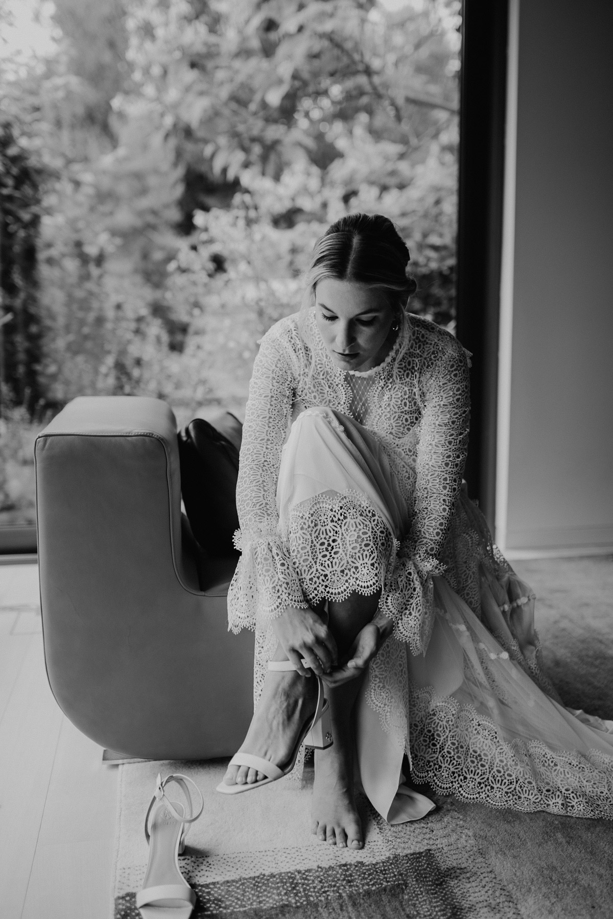 Braut zieht Sommer Sandale mit kleinem Absatz als Brautschuhe an, Sandalette zur Sommerhochzeit - Blog Kirchliche Hochzeit in Berlin Löwenpalais von Hochzeitsfotograf Berlin © www.hochzeitslicht.de #hochzeitslicht Braut zieht Sommer Sandale mit kleinem Absatz als Brautschuhe an, Sandalette zur Sommerhochzeit - Blog Kirchliche Hochzeit in Berlin Löwenpalais von Hochzeitsfotograf Berlin © www.hochzeitslicht.de #hochzeitslicht