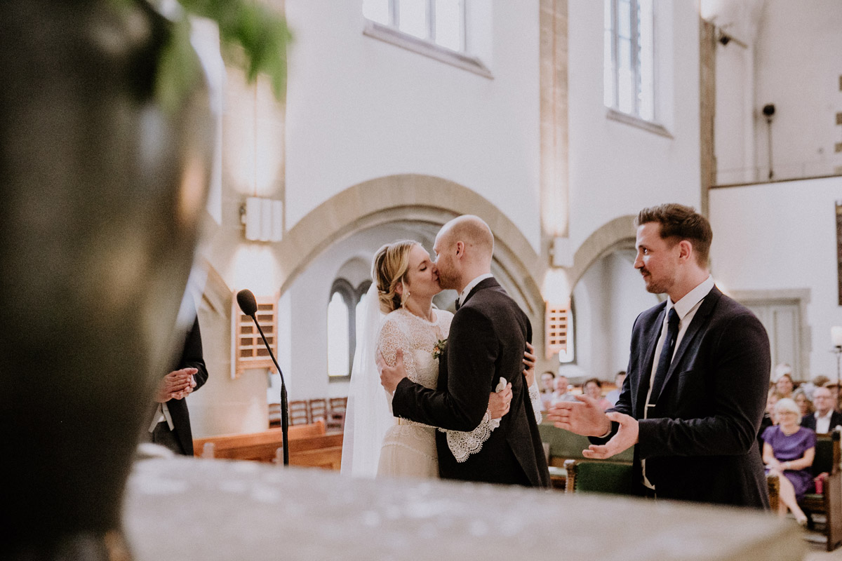 Hochzeitsfotos Brautpaar Trauung Kirche - Grunewaldkirche Hochzeit von Hochzeitsfotograf Berlin © www.hochzeitslicht.de #hochzeitslicht #regenhochzeit Hochzeitsfotos Brautpaar Trauung Kirche - Grunewaldkirche Hochzeit von Hochzeitsfotograf Berlin © www.hochzeitslicht.de #hochzeitslicht #regenhochzeit