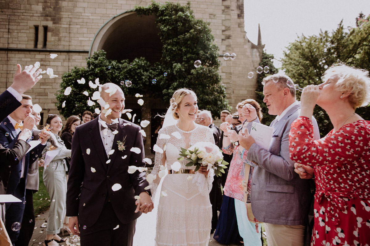 Fotoshooting Auszug Brautpaar Kirche - Grunewaldkirche Hochzeit von Hochzeitsfotograf Berlin © www.hochzeitslicht.de #hochzeitslicht #regenhochzeit