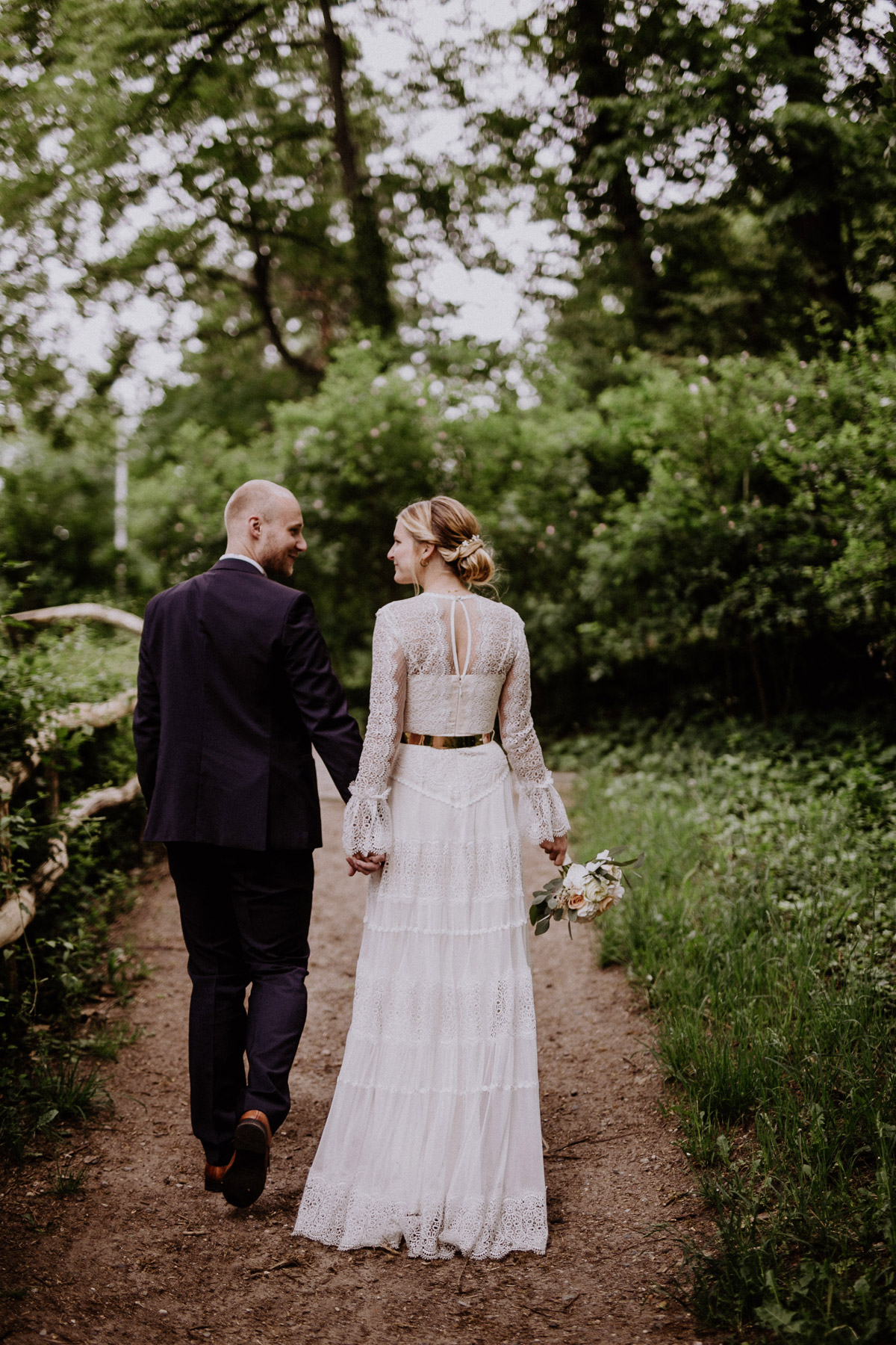 Brautshooting Ideen: Brautpaar von hinten im Park; vintage Brautkleid mit Spitze, lange Ärmel und goldenem Gürtel - mehr im Blog von © www.hochzeitslicht.de Hochzeitsfotograf Berlin #hochzeitslicht #brautpaarshooting #weddingshooting Brautshooting Ideen: Brautpaar von hinten im Park; vintage Brautkleid mit Spitze, lange Ärmel und goldenem Gürtel - mehr im Blog von © www.hochzeitslicht.de Hochzeitsfotograf Berlin #hochzeitslicht #brautpaarshooting #weddingshooting