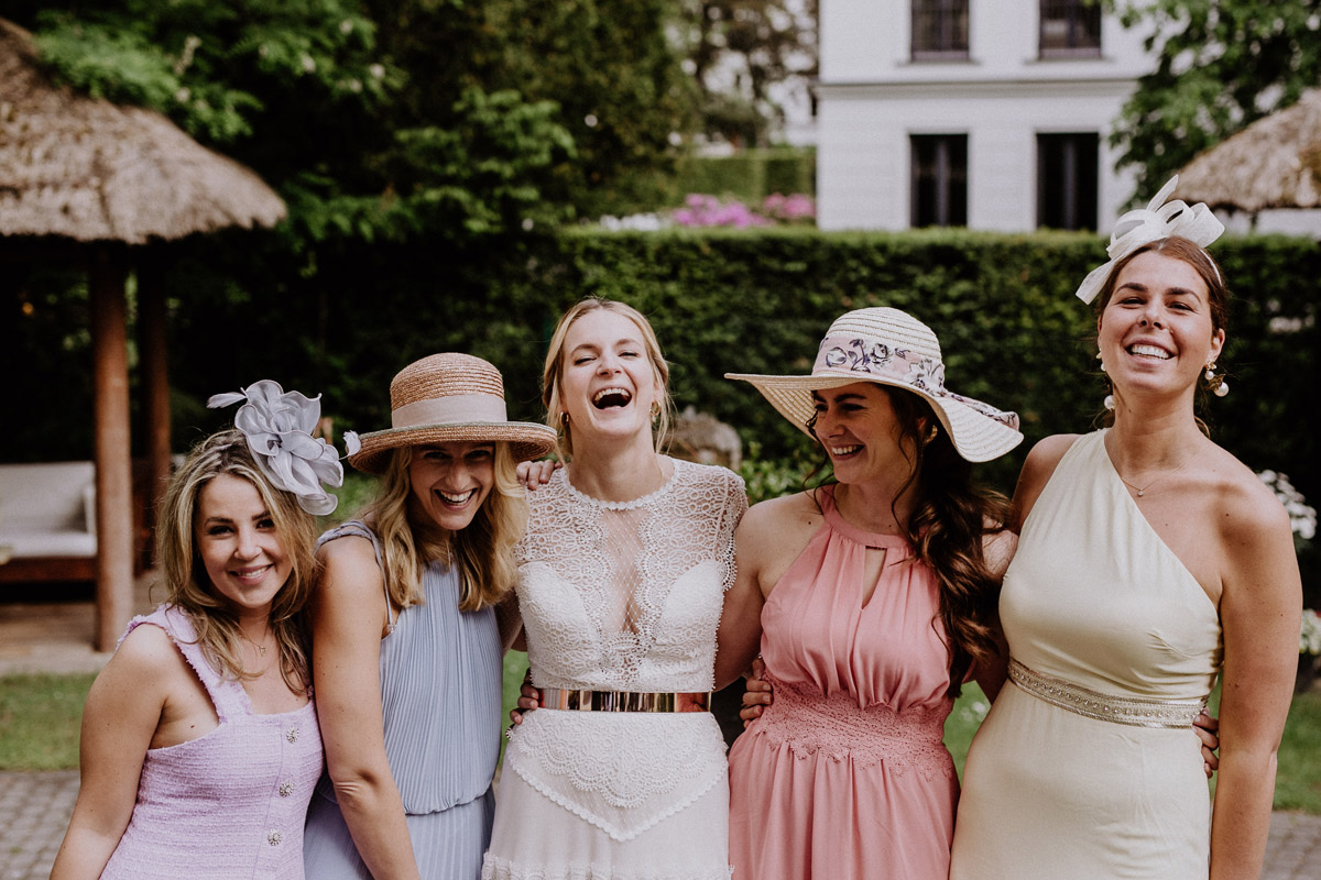 Gruppenfoto Braut mit Brautjungfern - Löwenpalais Hochzeit von Hochzeitsfotograf Berlin © www.hochzeitslicht.de #hochzeitslicht Gruppenfoto Braut mit Brautjungfern - Löwenpalais Hochzeit von Hochzeitsfotograf Berlin © www.hochzeitslicht.de #hochzeitslicht