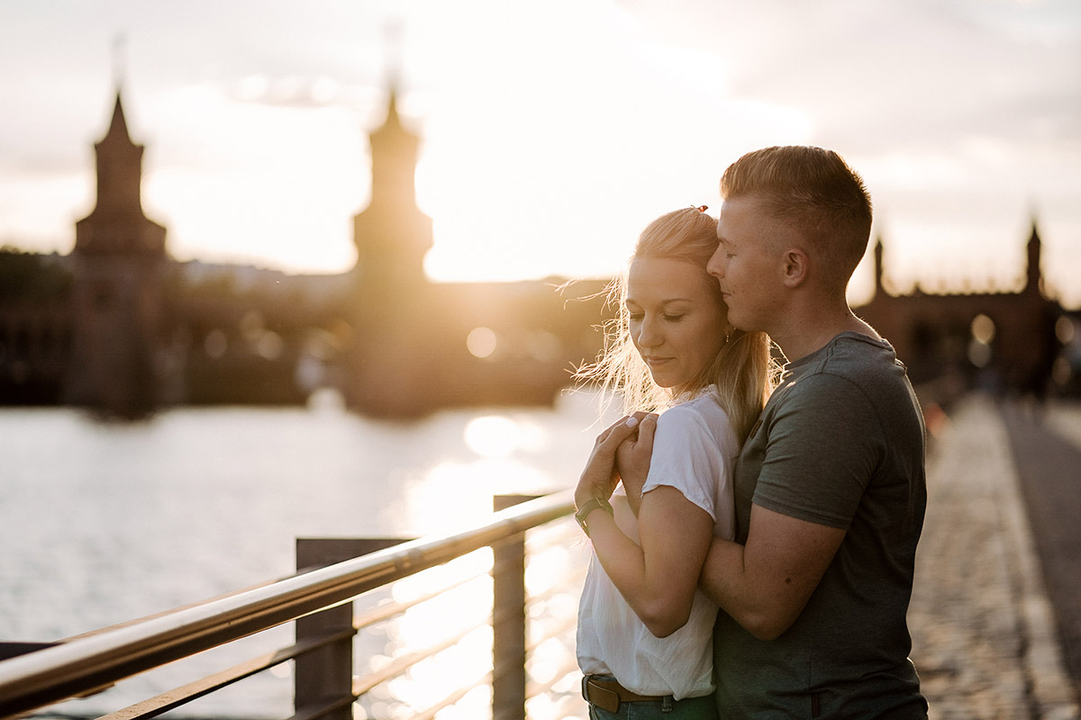 Paar Fotoshooting Sonnenuntergang Oberbaumbrücke Berlin romantisch - Paarfotos Ideen draußen in der Natur von Hochzeitsfotograf Berlin © www.hochzeitslicht.de #hochzeitslicht