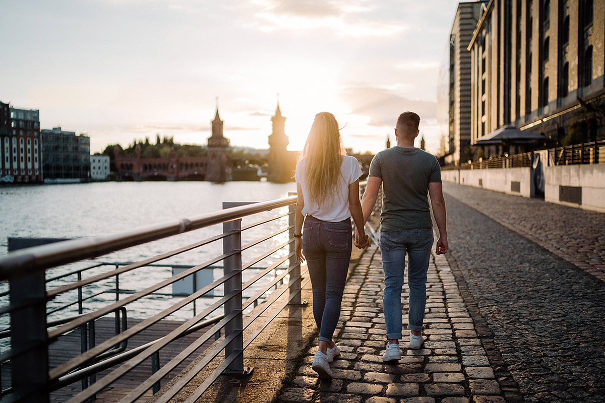 Idee Pose Paarfoto von hinten im Gehen Sonnenuntergang Fotoshooting - Paarfotos Ideen draußen in der Natur von Hochzeitsfotograf Berlin © www.hochzeitslicht.de #hochzeitslicht