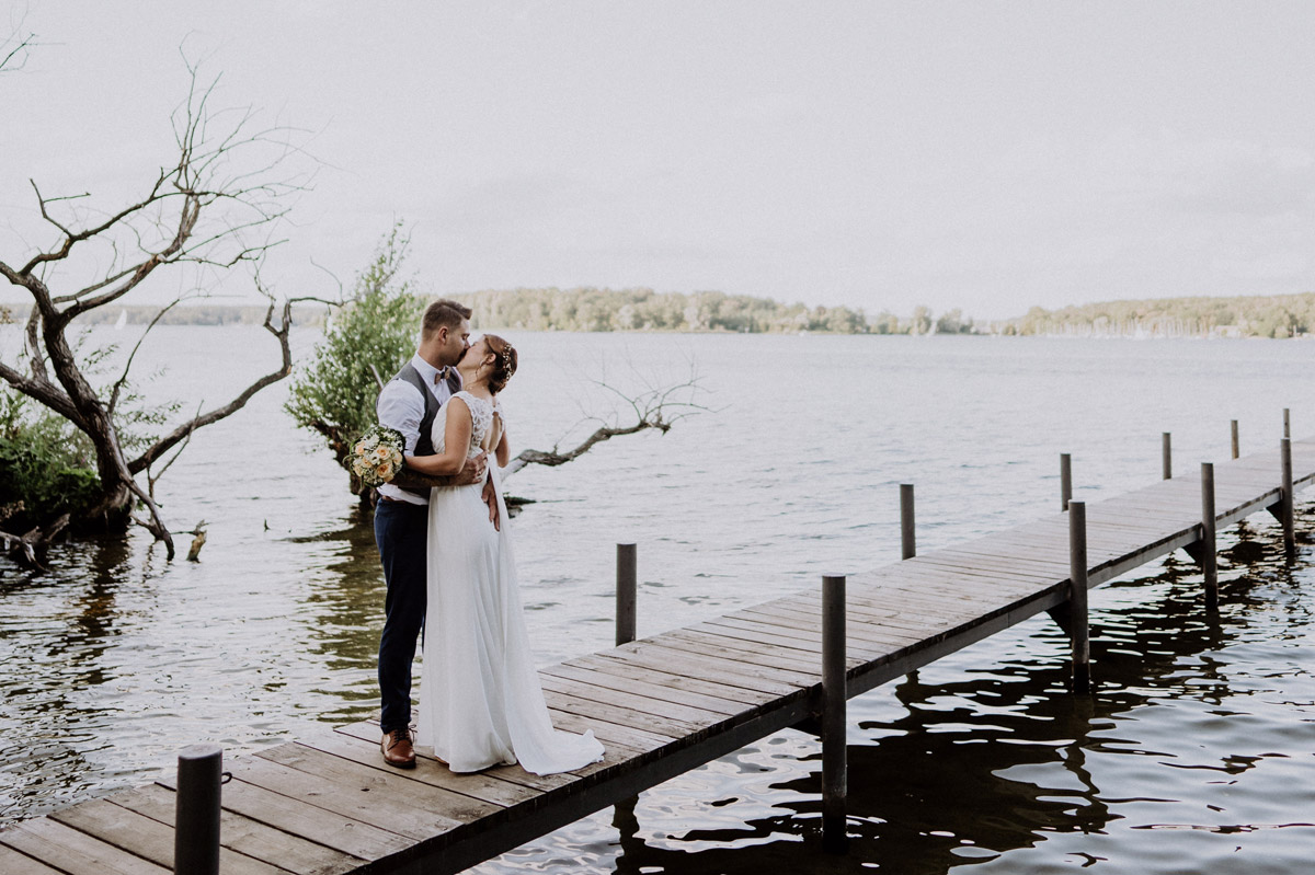 Paarfotoshooting am Wasser Hochzeit - Haus Sanssouci Hochzeit am Wasser und im Wald nach Standesamt Hochzeitsvilla Steglitz Zehlendorf © www.hochzeitslicht.de #hochzeitslicht