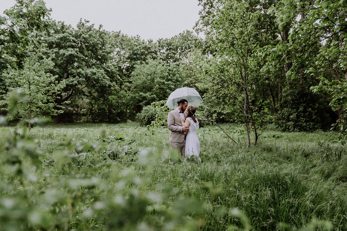 Idee Paarfotoshooting Hochzeit Regen transparenter Regenschirm - Standesamtliche Hochzeit in Berlin Neukölln bei Regen von Hochzeitsfotograf Berlin © www.hochzeitslicht.de #hochzeitslicht