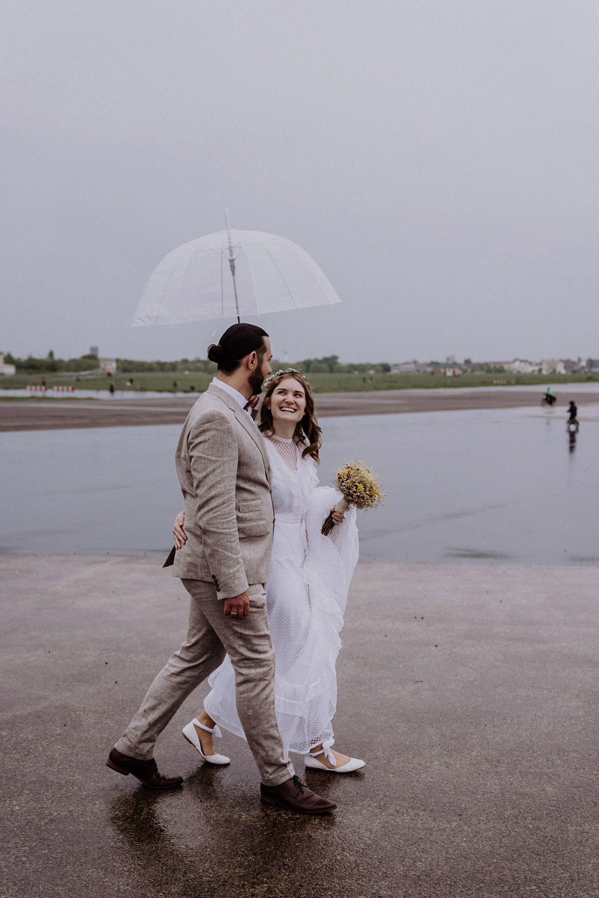 Hochzeit mit Regen Hochzeitspaar mit Regeschirm nach standesamtlicher Trauung in Berlin, © www.hochzeitslicht.de Hochzeitsreportage Berlin #hochzeitslicht #hochzeitfoto #standesamt #regenschirm