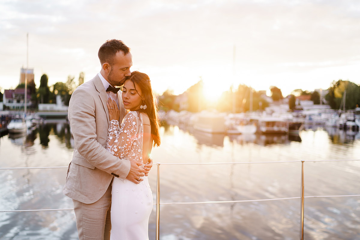 Fotoshooting Hochzeit am See bei Sonnenuntergang - Corona Hochzeit Berlin auf dem Wasser in Spree Hausboot von Hochzeitsfotograf Berlin © www.hochzeitslicht.de #hochzeitslicht