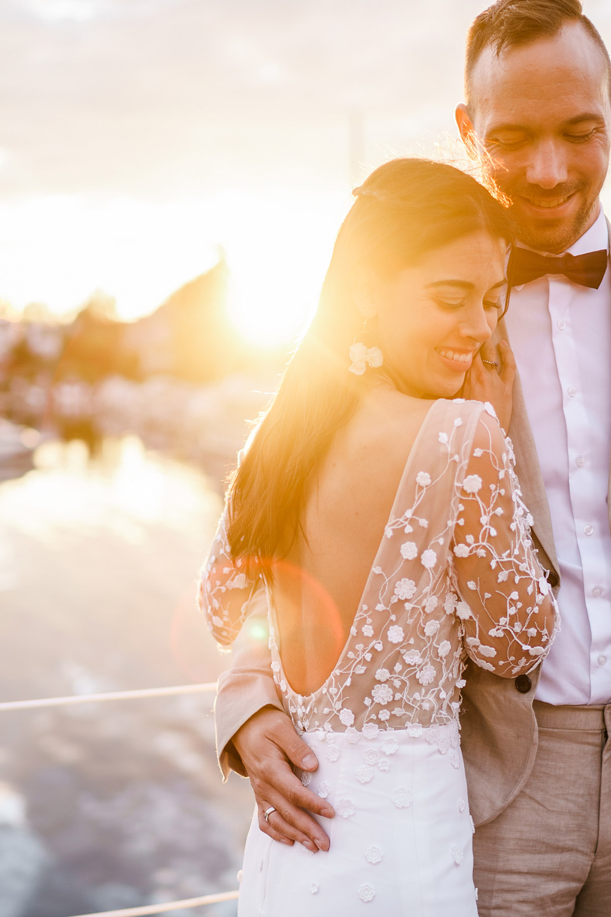 Brautshooting im Sonnenuntergang mit Hochzeitskleid von Zo & Willow Berlin: figurbetontes Brautkleid mit seitlichem Schlitz mit Oberteil aus Spitze mit langen Ärmeln und tiefem, runden Rückenausschnitt; Brautfrisur offene Haare halb geflochten mit einzelnen Strähnen, die Gesicht umspielen; natürliches Braut-Make-up #Brautportrait #Brautposing #weddingdress #realbride #echtebraut - Corona Hochzeit Berlin auf dem Wasser in Spree Hausboot von Hochzeitsfotograf Berlin © www.hochzeitslicht.de #hochzeitslicht