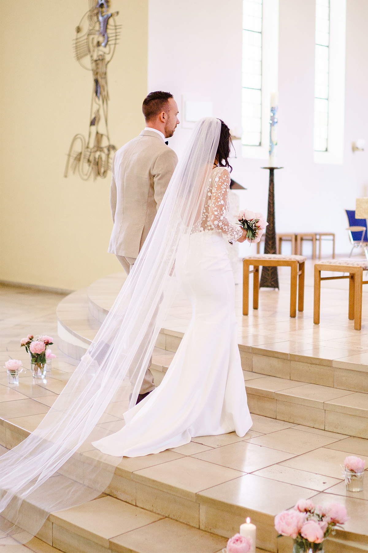 Hochzeitsreportage wichtiger Hochzeitsmoment: Einzug Brautpaar zum Altar in Kirche von Seite hinten; Braut mit bodenlangem Schleier und Schleppe am Hochzeitskleid und mit DIY-Brautstrauß aus rosa Pfingstrosen - Corona Hochzeit Berlin auf dem Wasser in Spree Hausboot von Hochzeitsfotograf Berlin © www.hochzeitslicht.de #hochzeitslicht