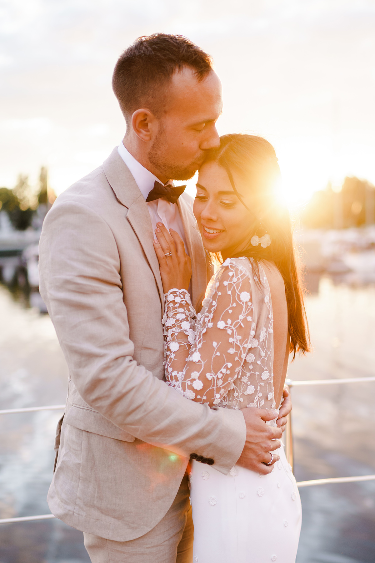 Brautpaarshooting Ideen Hochzeitsfotos Hochzeitspaar: Hochzeitsshooting auf Corona Hochzeit Berlin auf dem Wasser in Spree Hausboot von Hochzeitsfotograf Berlin © www.hochzeitslicht.de #hochzeitslicht #paarfotos #hochzeitsbilder