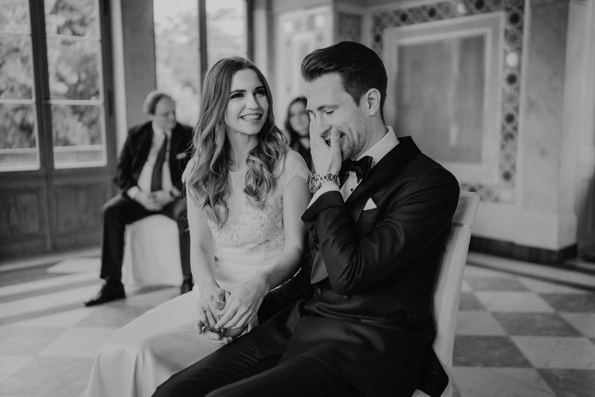 standesamtlich heiraten in Potsdam auf Hochzeit im Schloss Belvedere auf dem Pfingstberg weint der Bräutigam