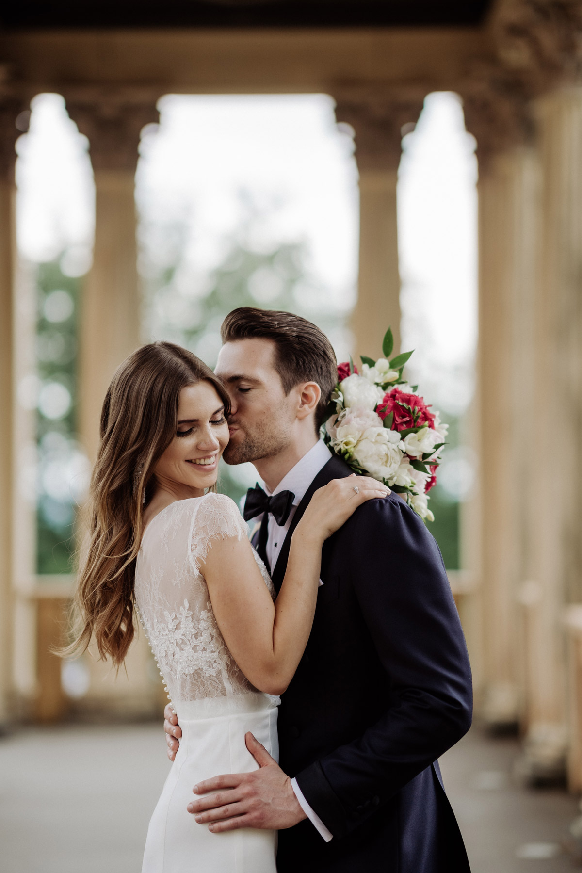 Standesamt Outfit Braut mit offenem Haar von standesamtliche Hochzeit im Schloss Belvedere auf dem Pfingstberg