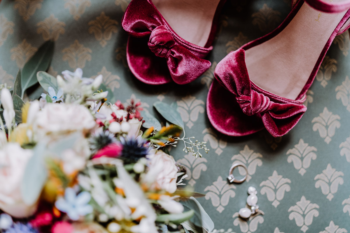 Brautschuhe Samt dunkelrot - mehr Kavalierhaus Caputh Hochzeit Fotos aus Corona Zeit im Blog von vintage Hochzeitsfotograf Brandenburg Potsdam © www.hochzeitslicht.de #hochzeitslicht