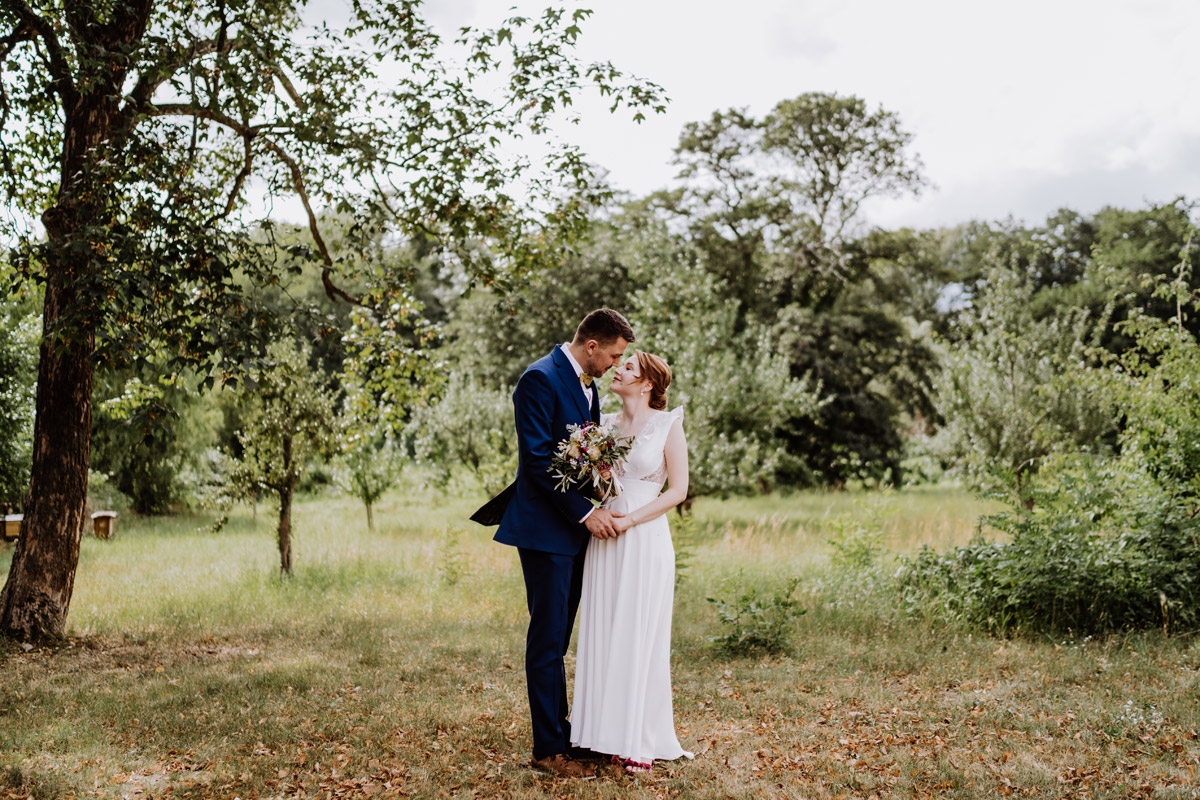 First Look Fotoshooting Hochzeit - mehr Kavalierhaus Caputh Hochzeit Fotos aus Corona Zeit im Blog von vintage Hochzeitsfotograf Brandenburg Potsdam © www.hochzeitslicht.de #hochzeitslicht