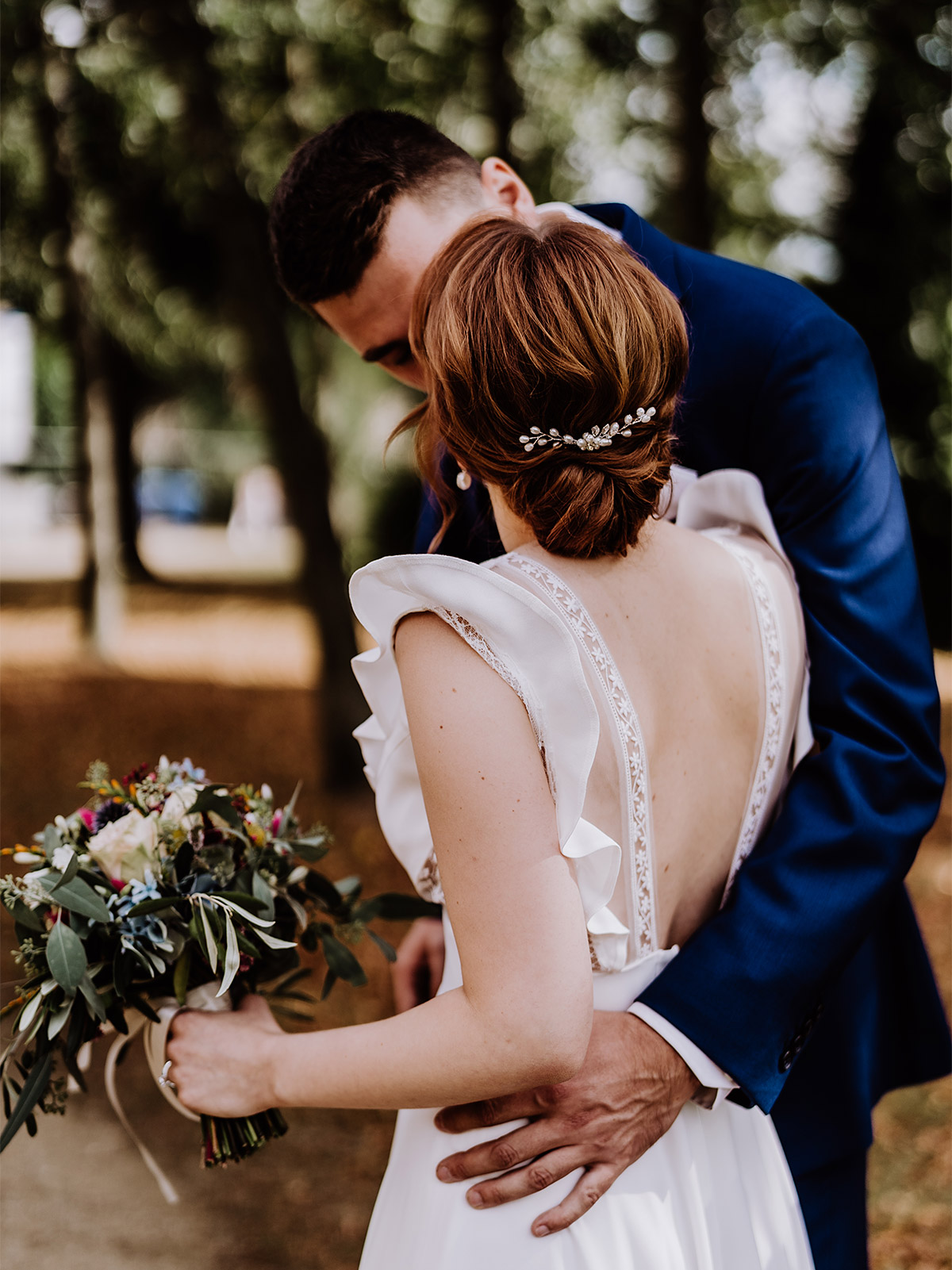 Brautfrisur Dutt: Hochzeitsmoment Bräutigam küsst Braut im Hochzeitskleid mit Rüschen und Spitze - mehr Kavalierhaus Caputh Hochzeit Fotos aus Corona Zeit im Blog von vintage Hochzeitsfotograf Brandenburg Potsdam © www.hochzeitslicht.de #hochzeitslicht