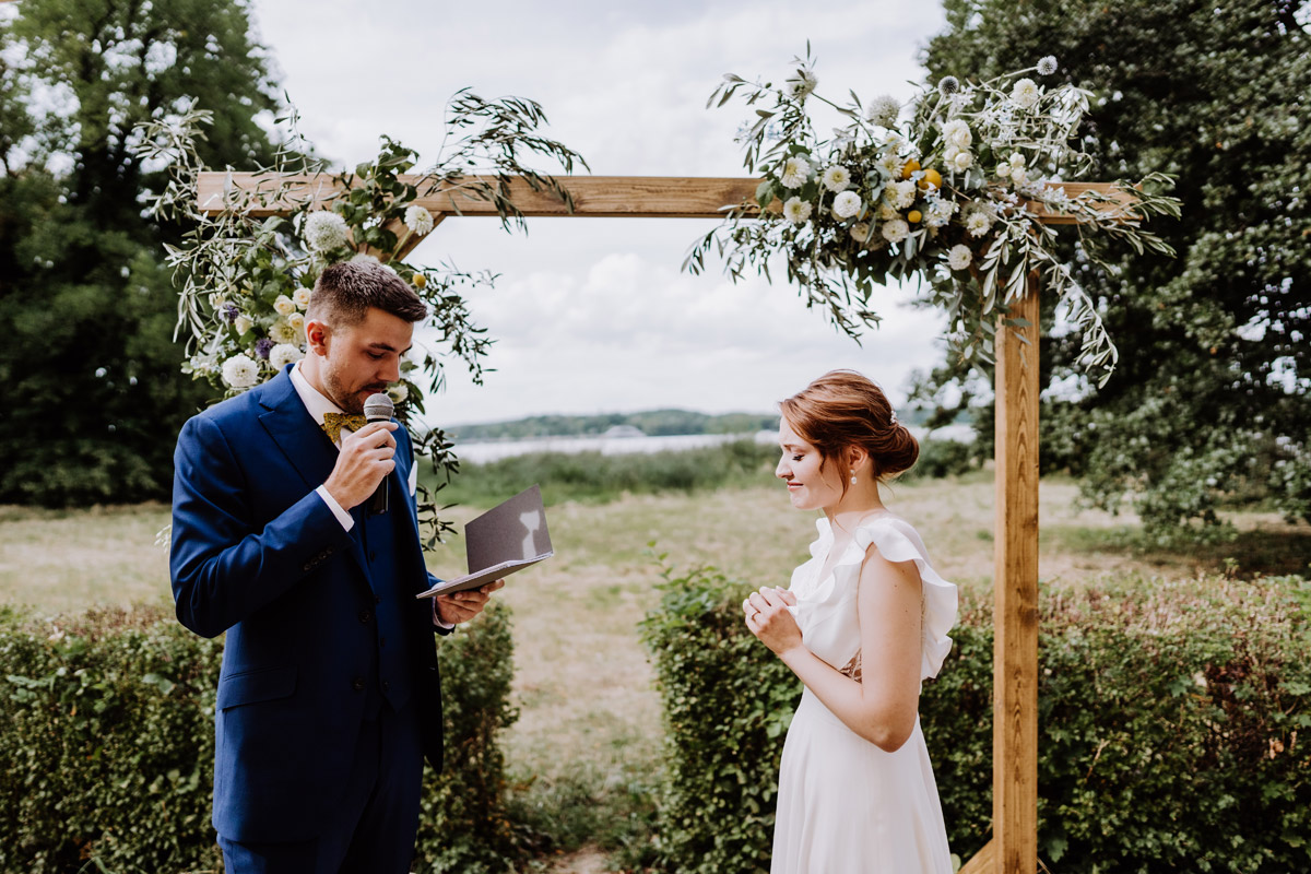 freie Trauung am See - mehr Kavalierhaus Caputh Hochzeit Fotos aus Corona Zeit im Blog von vintage Hochzeitsfotograf Brandenburg Potsdam © www.hochzeitslicht.de #hochzeitslicht