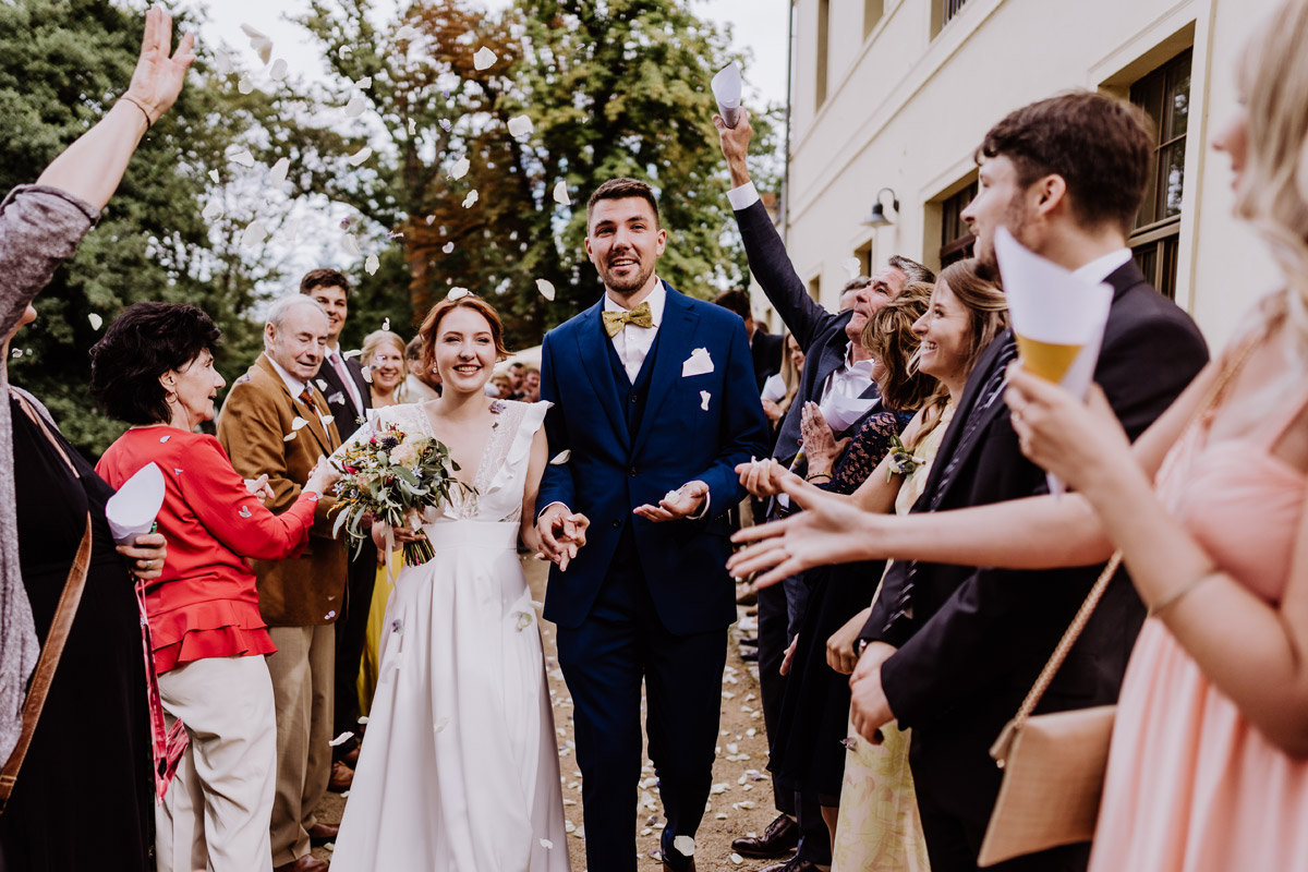 Hochzeitsfoto Auszug Brautpaar Gäste Spalier - mehr Kavalierhaus Caputh Hochzeit Fotos aus Corona Zeit im Blog von vintage Hochzeitsfotograf Brandenburg Potsdam © www.hochzeitslicht.de #hochzeitslicht