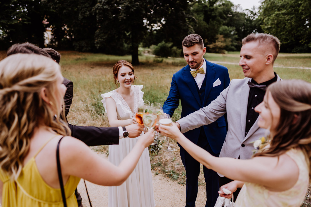 Hochzeitsreportage Sektempfang Sommerhochzeit - mehr Kavalierhaus Caputh Hochzeit Fotos aus Corona Zeit im Blog von vintage Hochzeitsfotograf Brandenburg Potsdam © www.hochzeitslicht.de #hochzeitslicht