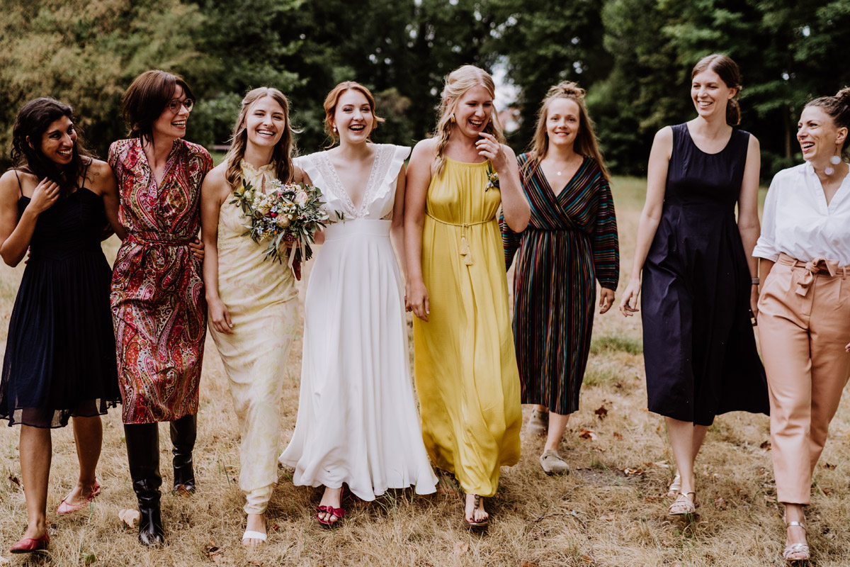 Idee Gruppenfoto Braut mit Mädels - mehr Kavalierhaus Caputh Hochzeit Fotos aus Corona Zeit im Blog von vintage Hochzeitsfotograf Brandenburg Potsdam © www.hochzeitslicht.de #hochzeitslicht