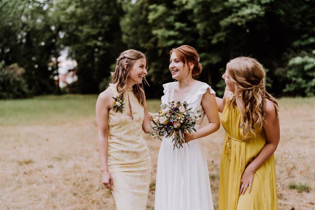 Idee Gruppenfoto Braut mit Brautjungfern - mehr Kavalierhaus Caputh Hochzeit Fotos aus Corona Zeit im Blog von vintage Hochzeitsfotograf Brandenburg Potsdam © www.hochzeitslicht.de #hochzeitslicht