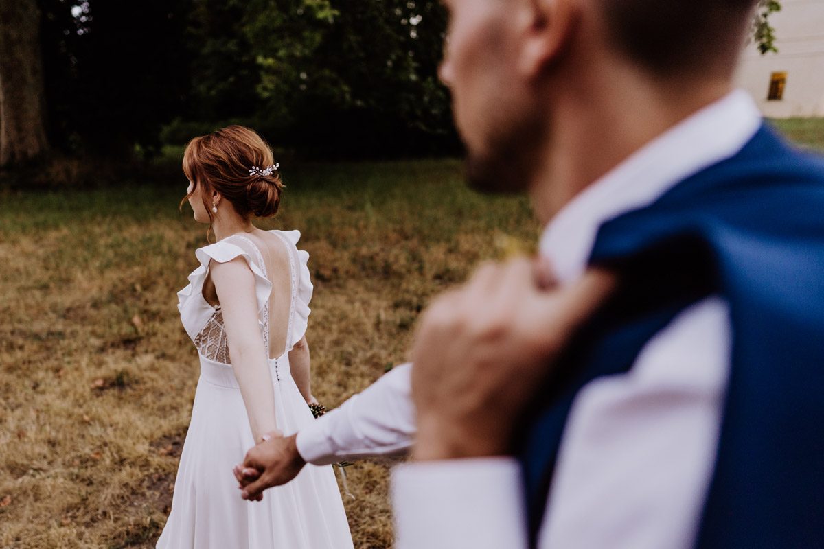 Idee natürliche Hochzeitsfotos im Gehen - mehr Kavalierhaus Caputh Hochzeit Fotos aus Corona Zeit im Blog von vintage Hochzeitsfotograf Brandenburg Potsdam © www.hochzeitslicht.de #hochzeitslicht