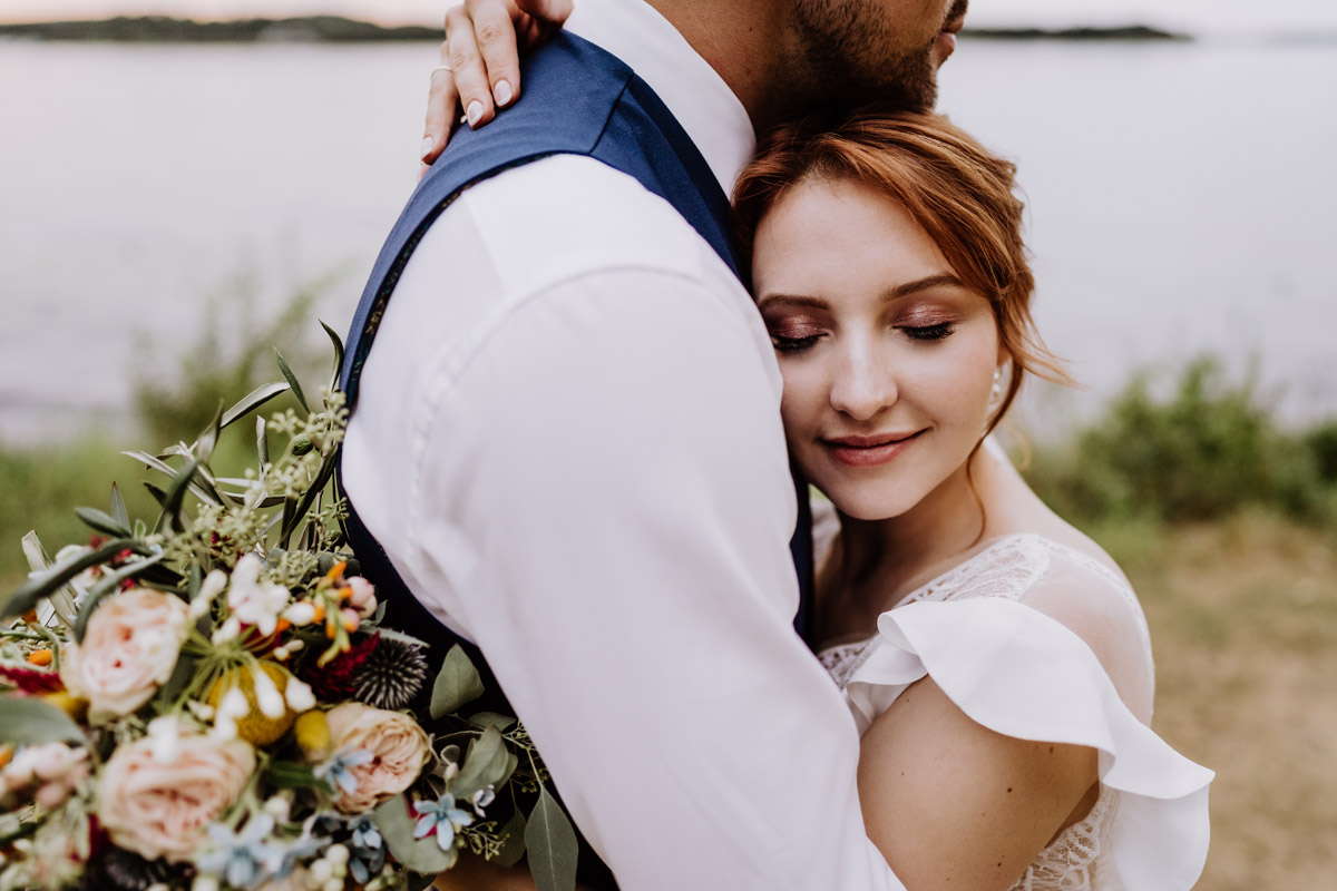 romantische Hochzeitsfotos am Wasser - mehr Kavalierhaus Caputh Hochzeit Fotos aus Corona Zeit im Blog von vintage Hochzeitsfotograf Brandenburg Potsdam © www.hochzeitslicht.de #hochzeitslicht