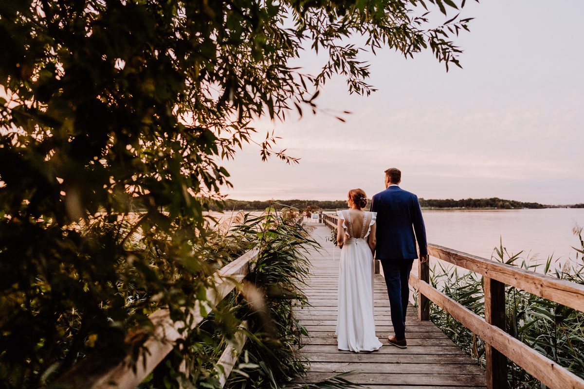 Fotoshooting Hochzeit zum Sonnenuntergang am Wasser - mehr Kavalierhaus Caputh Hochzeit Fotos aus Corona Zeit im Blog von vintage Hochzeitsfotograf Brandenburg Potsdam © www.hochzeitslicht.de #hochzeitslicht