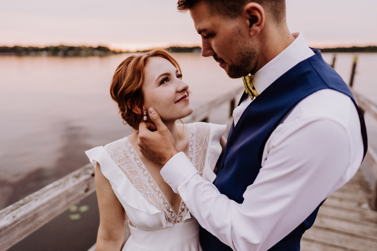 Idee Hochzeitsfoto Brautpaar auf Steg am See bei Sonnenuntergang - mehr Kavalierhaus Caputh Hochzeit Fotos aus Corona Zeit im Blog von vintage Hochzeitsfotograf Brandenburg Potsdam © www.hochzeitslicht.de #hochzeitslicht