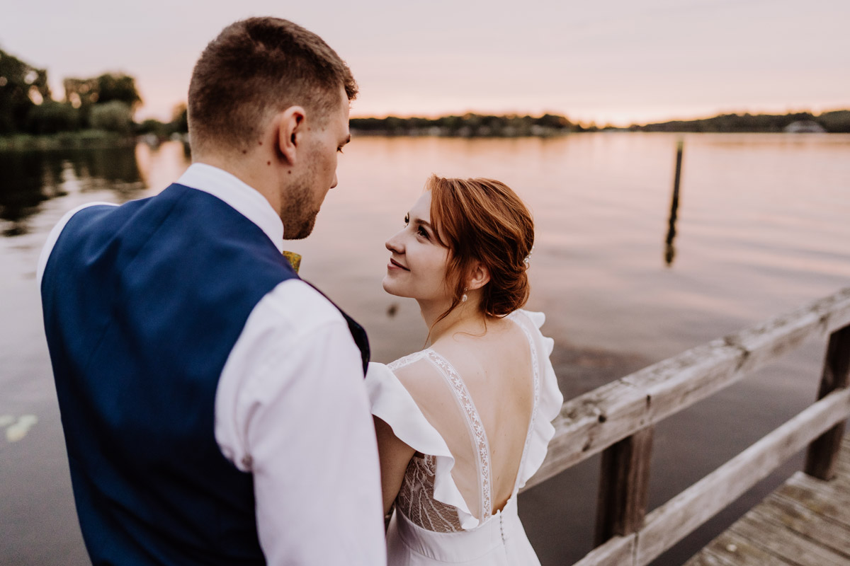 Sonnenuntergang Fotoshooting Brautpaar Sommerhochzeit - mehr Kavalierhaus Caputh Hochzeit Fotos aus Corona Zeit im Blog von vintage Hochzeitsfotograf Brandenburg Potsdam © www.hochzeitslicht.de #hochzeitslicht