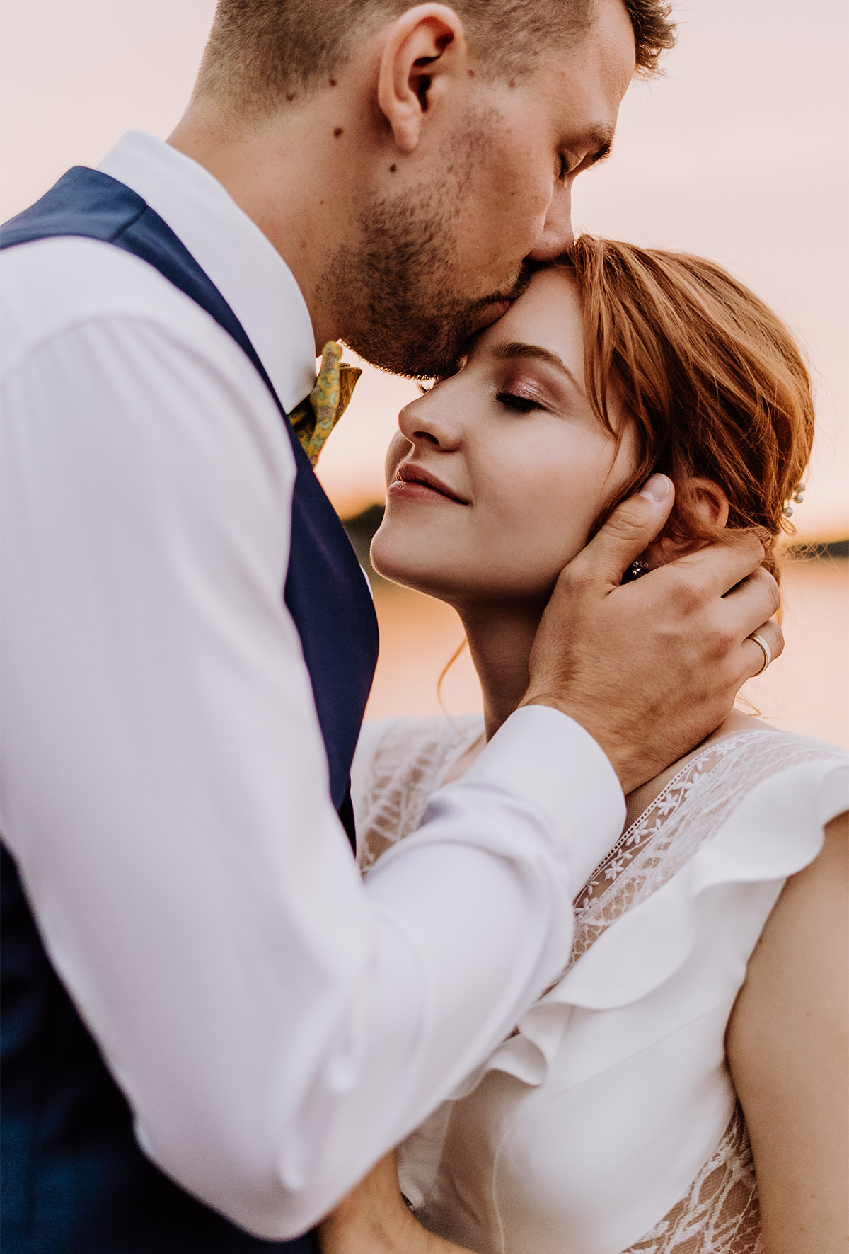 Hochzeits Fotoshooting im Sonnenuntergang: Bräutigam küsst Braut auf Stirn - mehr Kavalierhaus Caputh Hochzeit Fotos aus Corona Zeit im Blog von vintage Hochzeitsfotograf Potsdam © www.hochzeitslicht.de #hochzeitslicht