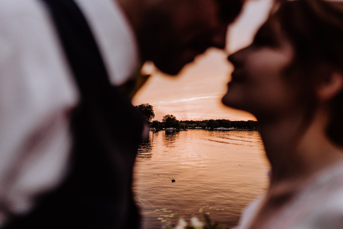 romantische Hochzeitsfotos Sonnenuntergang - mehr Kavalierhaus Caputh Hochzeit Fotos aus Corona Zeit im Blog von vintage Hochzeitsfotograf Brandenburg Potsdam © www.hochzeitslicht.de #hochzeitslicht