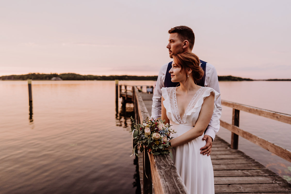 Fotoshooting Hochzeit romantisch Sonnenuntergang - mehr Kavalierhaus Caputh Hochzeit Fotos aus Corona Zeit im Blog von vintage Hochzeitsfotograf Brandenburg Potsdam © www.hochzeitslicht.de #hochzeitslicht