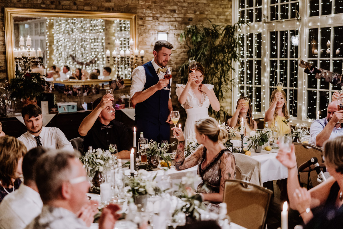 Hochzeitfotos Reden am Abend - mehr Kavalierhaus Caputh Hochzeit Fotos aus Corona Zeit im Blog von vintage Hochzeitsfotograf Brandenburg Potsdam © www.hochzeitslicht.de #hochzeitslicht