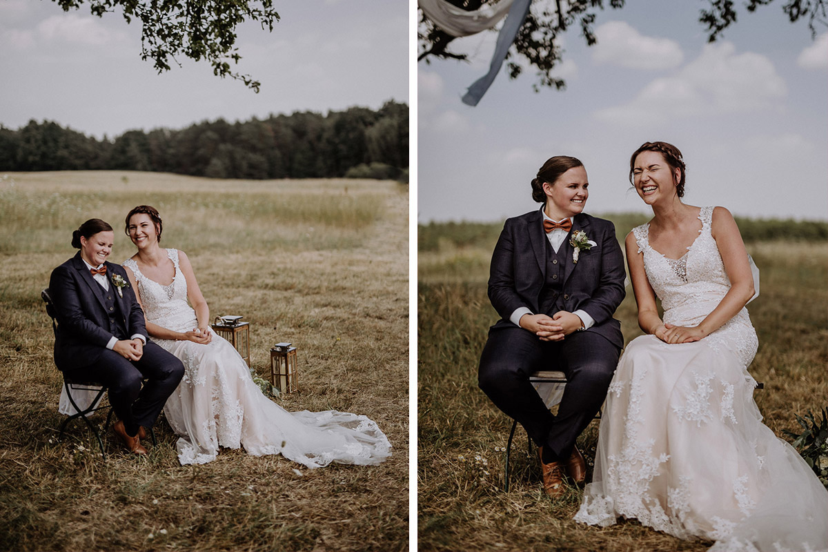 Freie Trauung zwei Frauen - Lesbische Hochzeit in vintage Hochzeitslocation Gut Sarnow in Brandenburg von Hochzeitsfotograf Berlin © www.hochzeitslicht.de