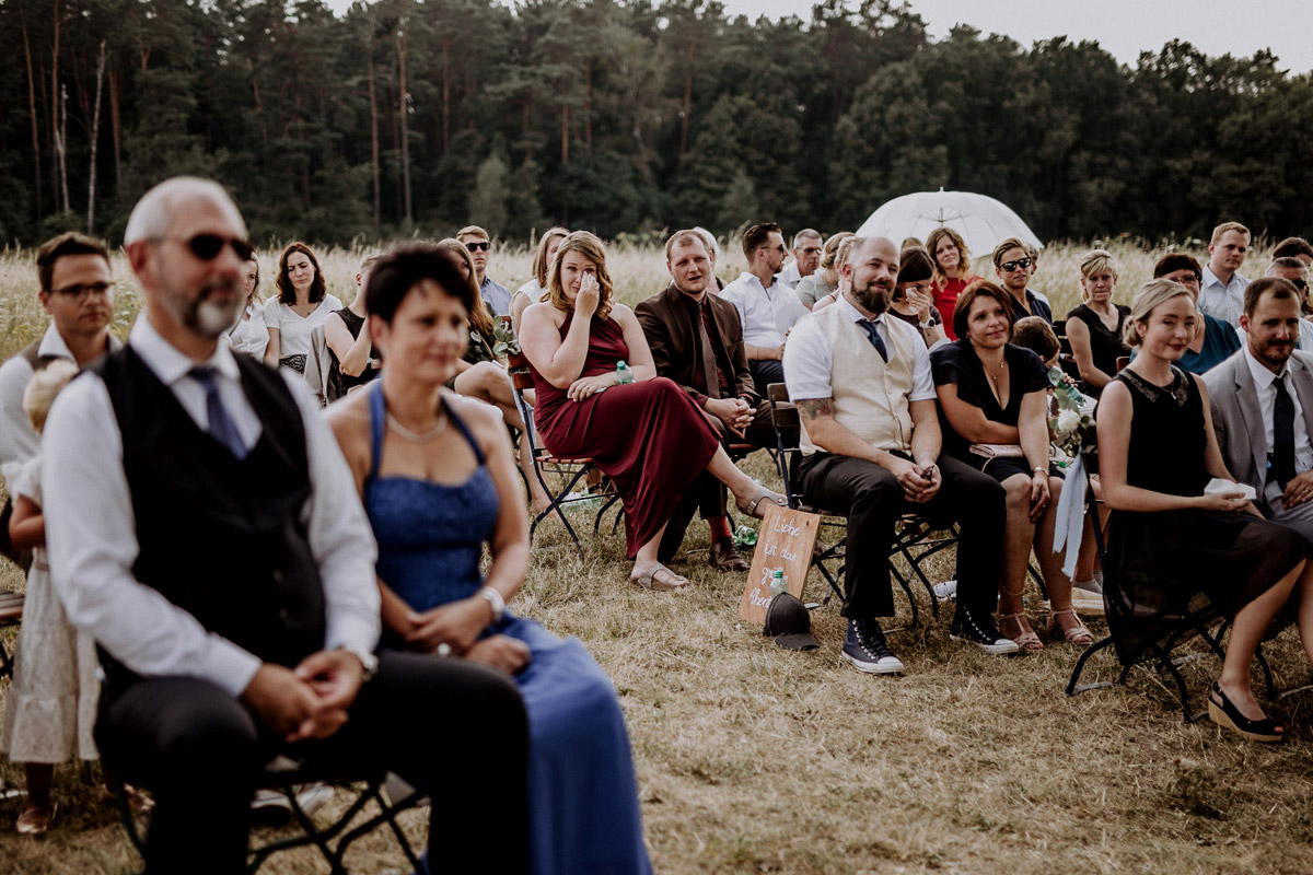 Gästefotos Hochzeit - Lesbische Hochzeit in vintage Hochzeitslocation Gut Sarnow in Brandenburg von Hochzeitsfotograf Berlin © www.hochzeitslicht.de