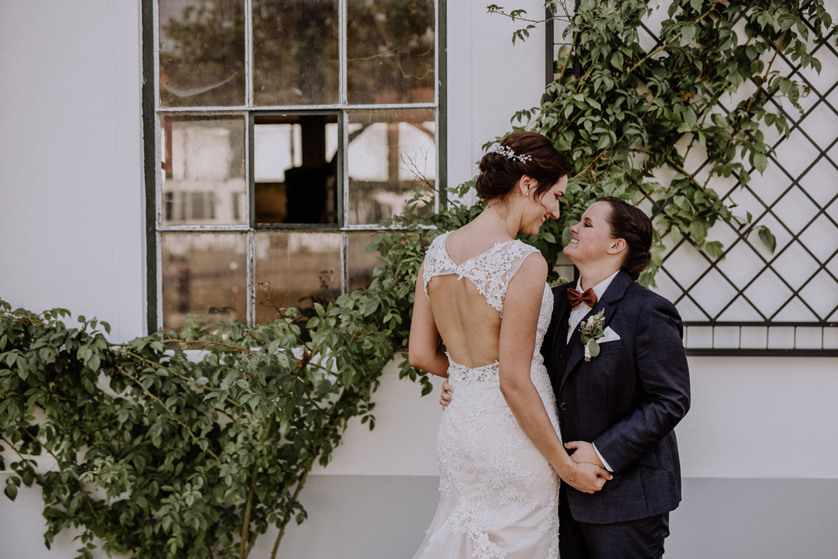 Idee Pose Hochzeitsfoto Brautpaar - Lesbische Hochzeit in vintage Hochzeitslocation Gut Sarnow in Brandenburg von Hochzeitsfotograf Berlin © www.hochzeitslicht.de