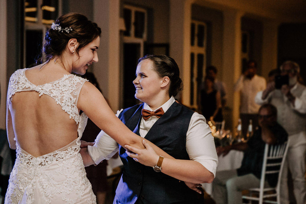 Hochzeitsfoto Eröffnungstanz Brautpaar - Lesbische Hochzeit in vintage Hochzeitslocation Gut Sarnow in Brandenburg von Hochzeitsfotograf Berlin © www.hochzeitslicht.de