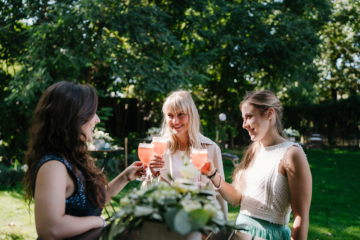 Hochzeitsfotos Gäste Sommerhochzeit - Oberhafenkantine Berlin Hochzeit am Wasser, urbane Garten DIY-Hochzeit von Hochzeitsfotograf Berlin © www.hochzeitslicht.de #hochzeitslicht